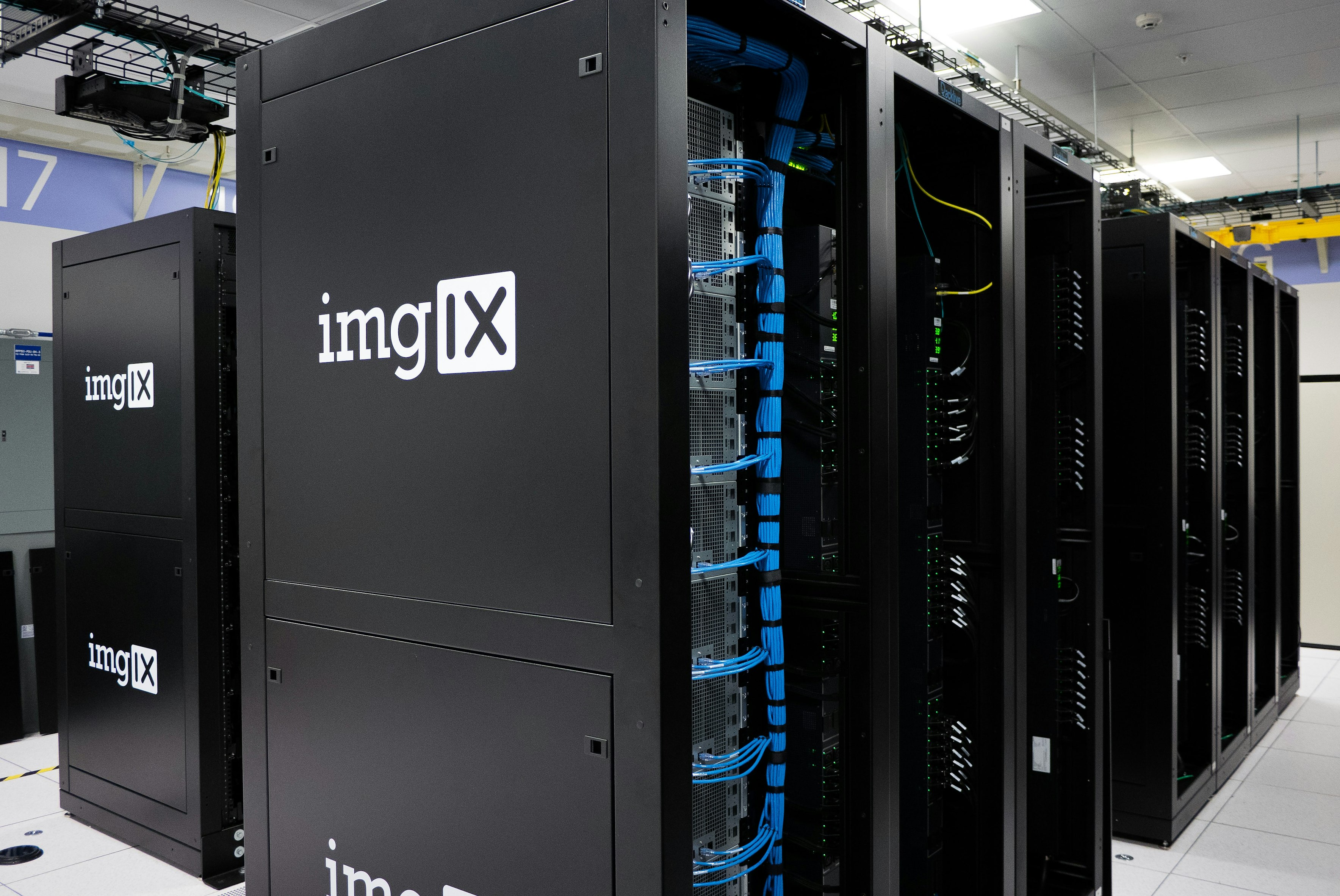 Servidores modernos em um data center da Napoleon Host, simbolizando tecnologia e confiabilidade
