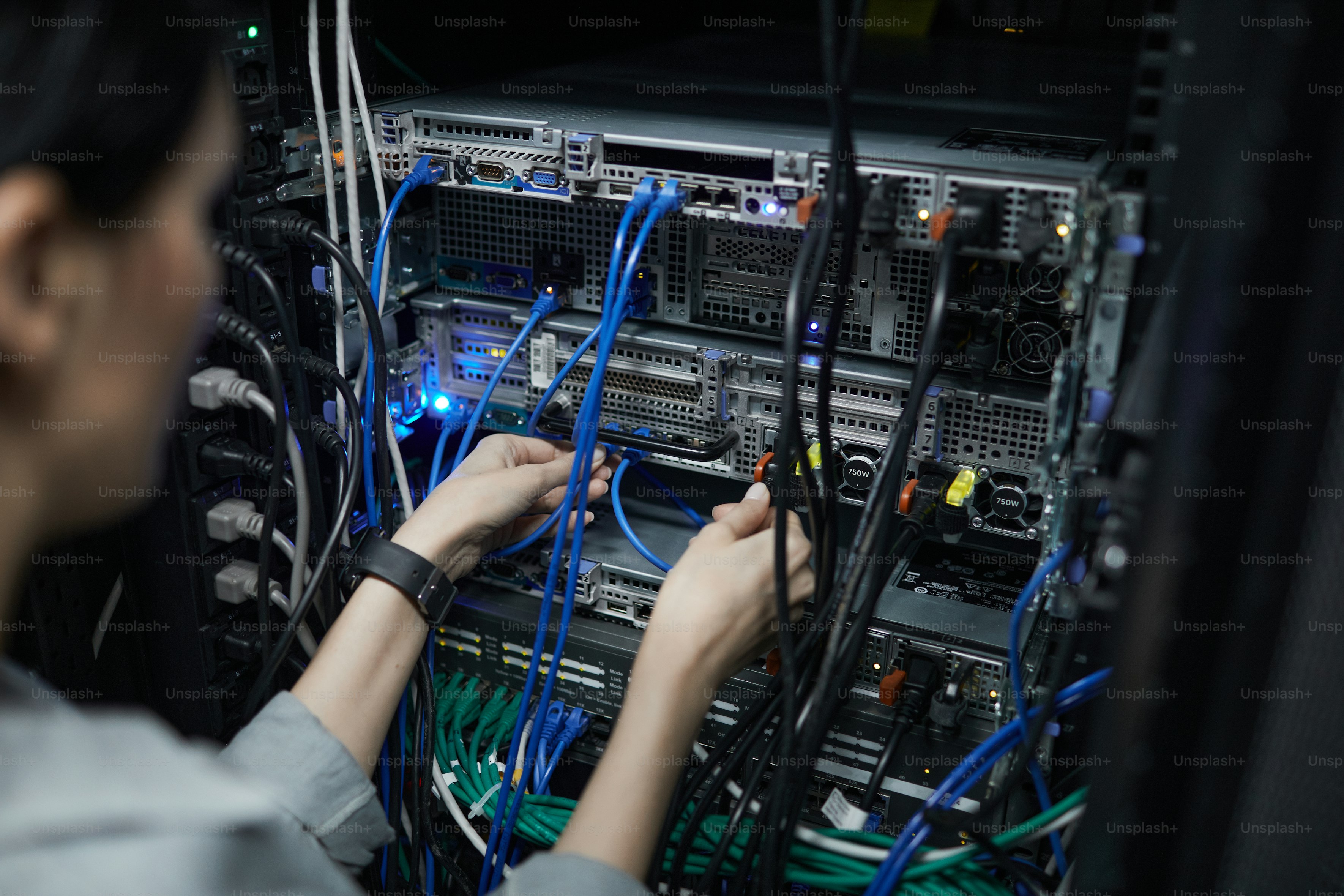 Representação de um servidor VPS com múltiplas instâncias virtuais